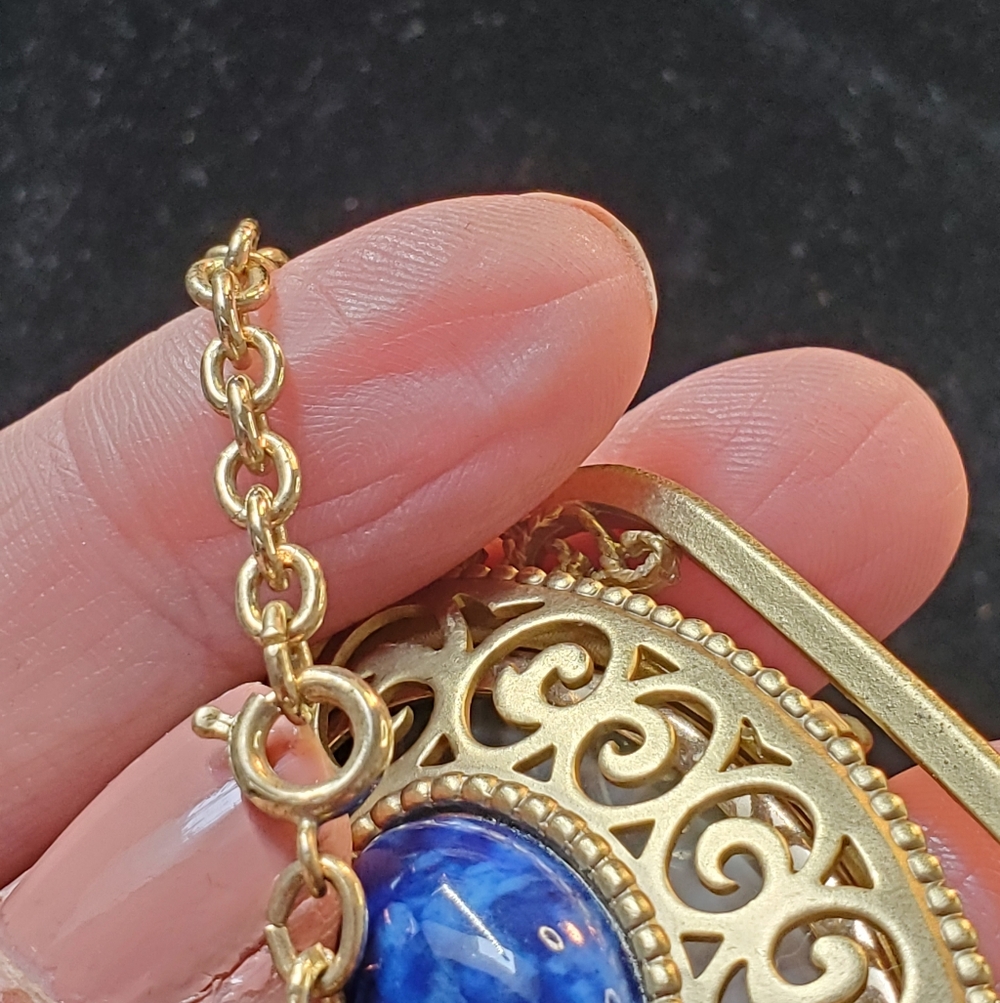 Vintage Statement Locket By Avon Goldtone & Blue Acryllic Cab - Picture 5 of 5
